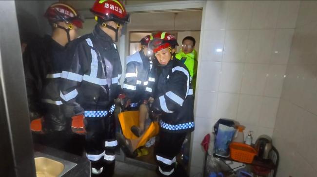台风中消防员肩背搭起生命通道 风雨无阻守护群众安全