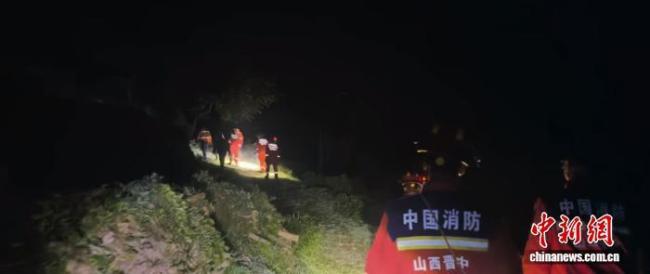 消防联手公安两次进山救出坠崖女子 15小时生死营救