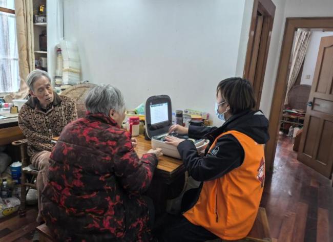 独生子女父母陆续步入高龄,大城市养老如何破题 家庭照护与社会服务共解难题