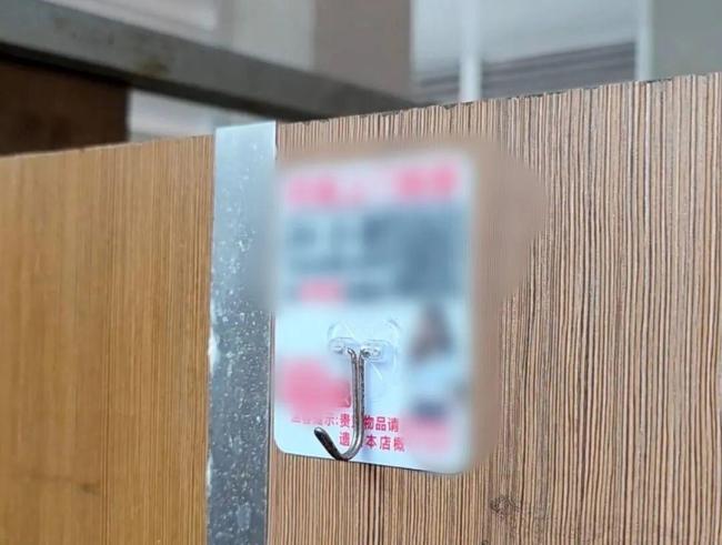公厕“牛皮癣”为何屡清屡现 非法广告顽疾难除