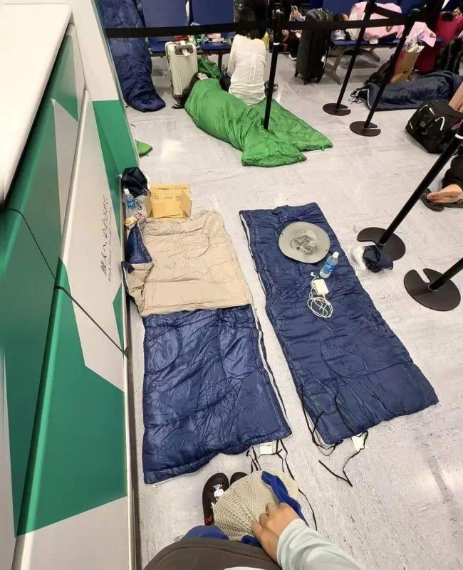 1小时下完整个8月的雨 游客机场过夜 暴雨引发交通瘫痪