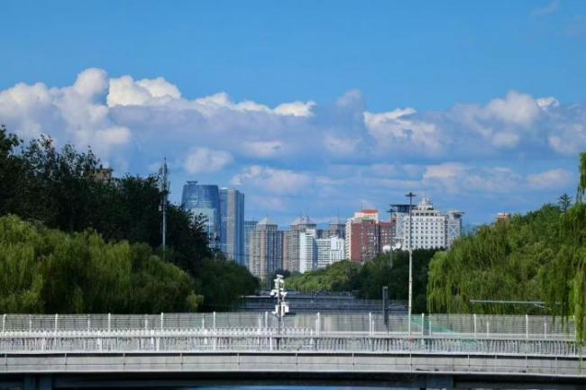 北京雨后顶配版蓝天白云已上线 夏日限定美景刷屏朋友圈