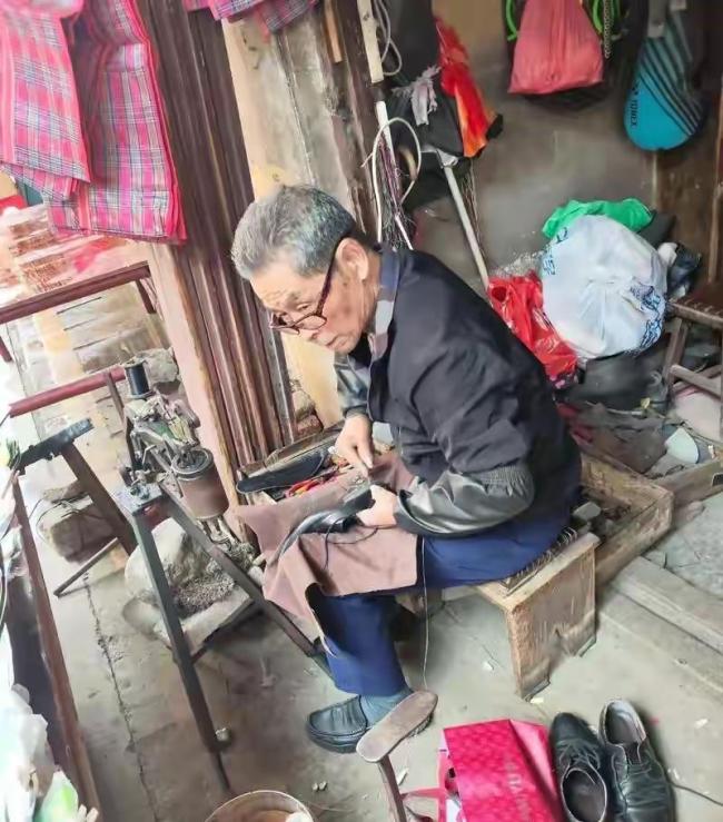 胖东来关闭老店 游客专程来再看一眼 告别繁华旧址