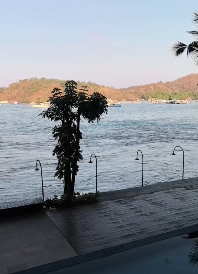印尼7.7级强震 海面出现巨大漩涡 地震引发船只侧沉