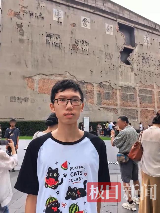 游客到上海参观四行仓库抗战旧址 铭记历史传承精神