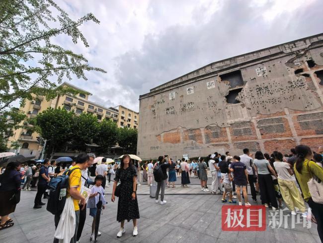 各地游客到上海参观四行仓库抗战旧址
