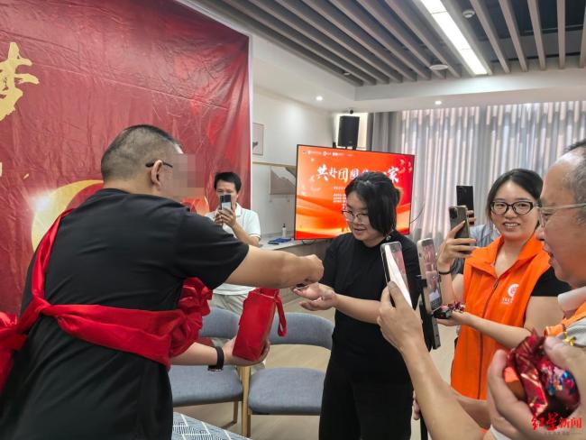 婴儿在姑姑家失踪 36年后找到家人 团圆时刻分发喜糖
