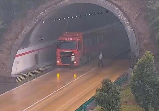 司机隧道口盖雨布 民警声嘶力竭劝离 危险行为终被罚