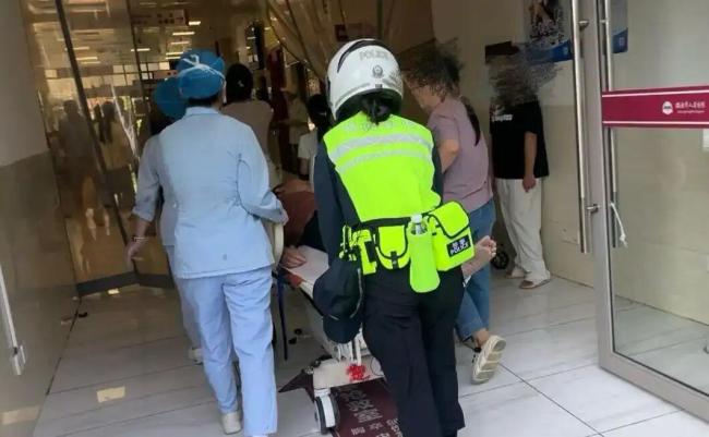 女铁骑5分钟将发病老人送医：分秒必争 生命接力暖人心