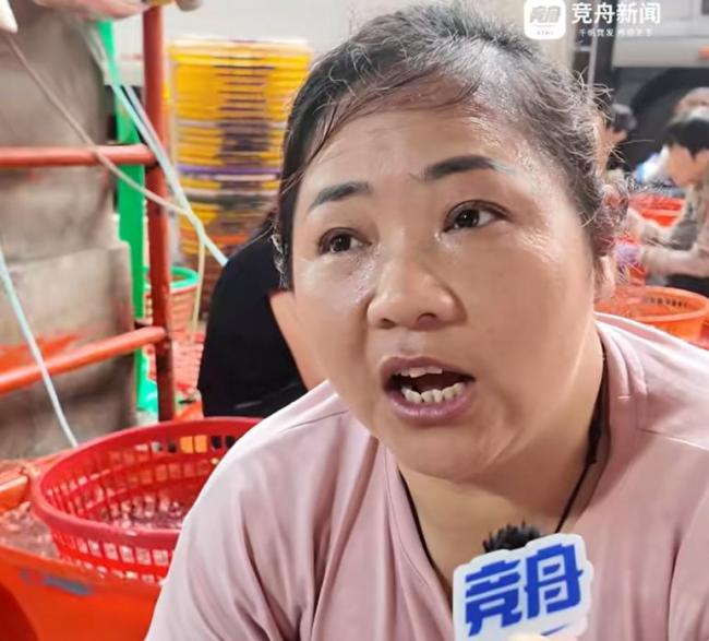 扎蟹女工两三秒制服梭子蟹 码头上的快手
