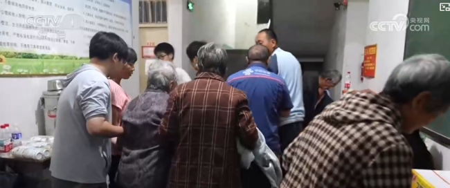  “总有人是逆行者”，拼出生命通道