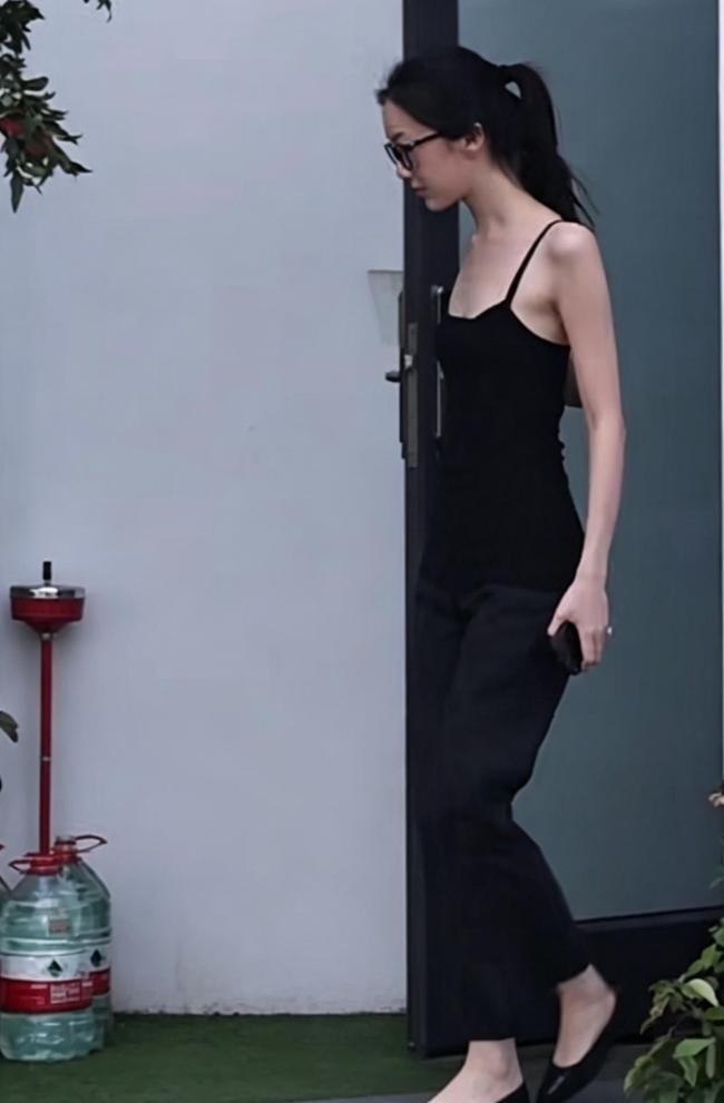 李嫣和同母异父姐姐窦靖童聚会 姐妹情深氛围好