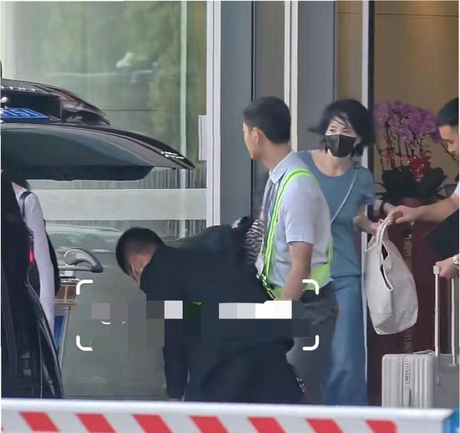 王菲俩女儿罕见同框 风格迥异引热议