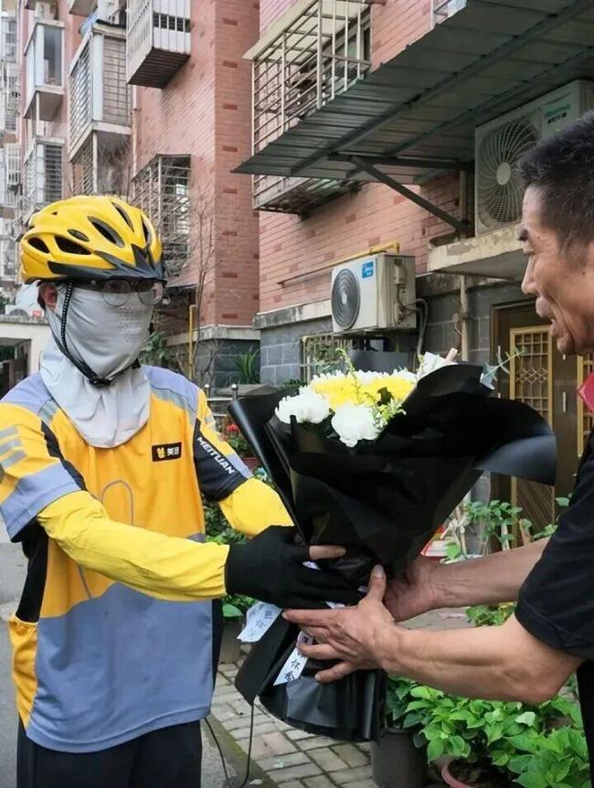 医生离世后近千人自发赶来送别 好医生一路走好