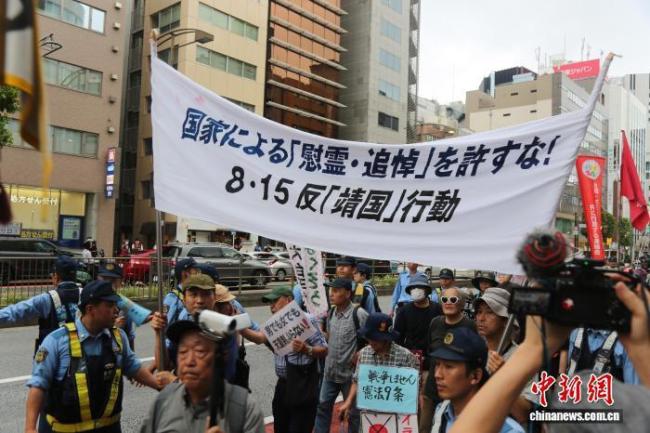 日本民众冒雨游行抗议右翼政客拜鬼 反对靖国神社参拜