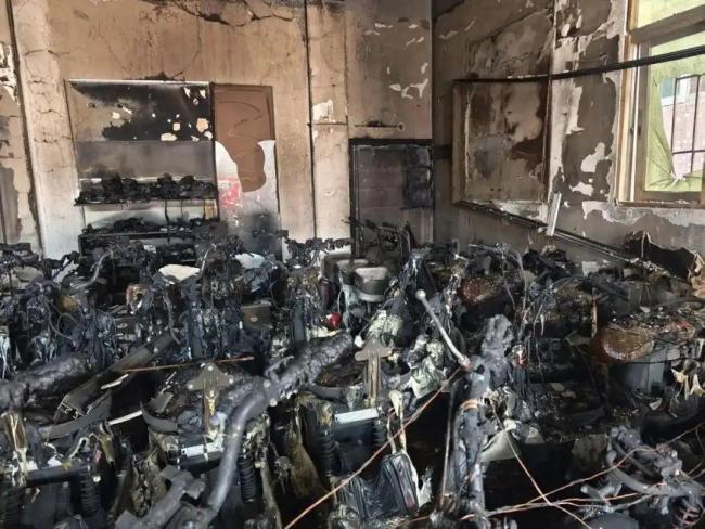 夫妻俩砌了一堵墙 结果救了自己命 防火墙挡住烈火