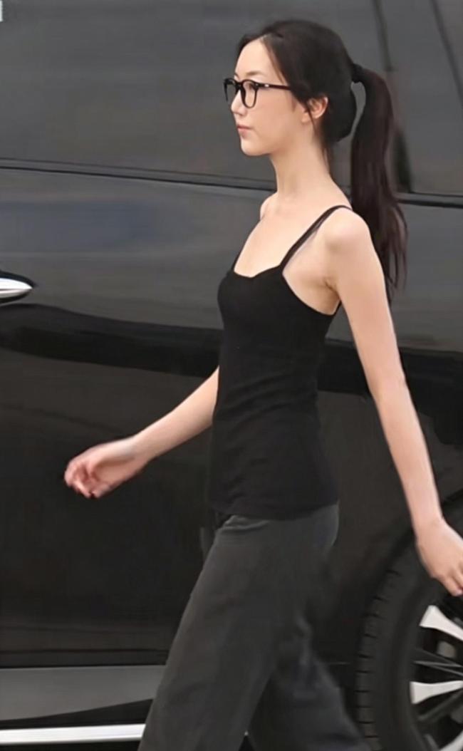 李嫣窦靖童宋妍霏一同现身 姐妹情深共聚餐