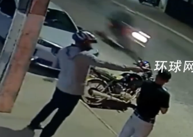 巴西一杀手指着男子头扣扳机结果卡壳，男子愣神后立马反抗死里逃生_新闻频道_中华网