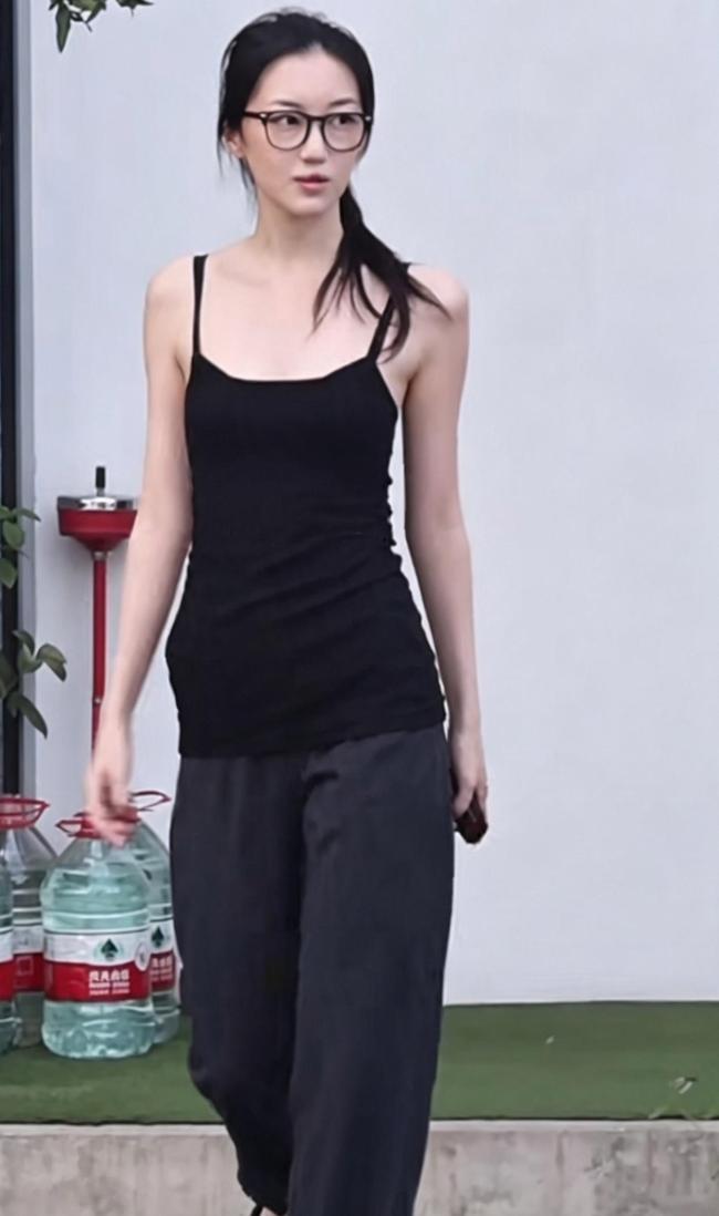 李嫣窦靖童宋妍霏一同现身 姐妹情深共聚餐