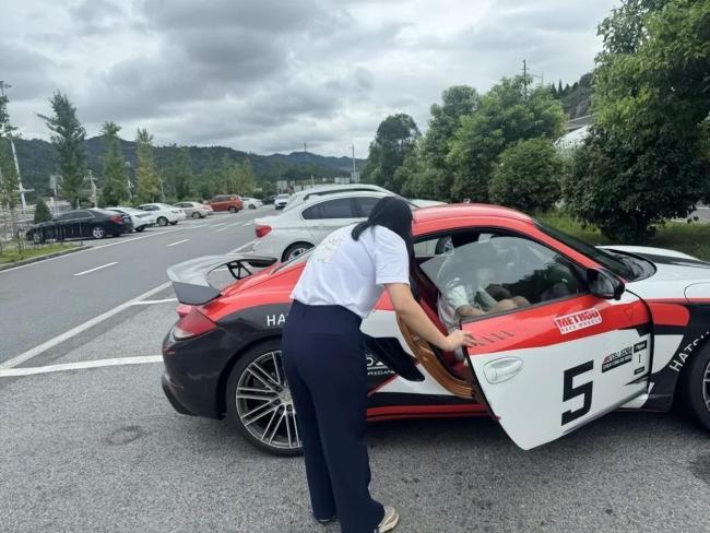 女孩搭乘顺风车，司机在高速服务区离车后“失联”，她被锁在车内 高温密闭车厢险象环生