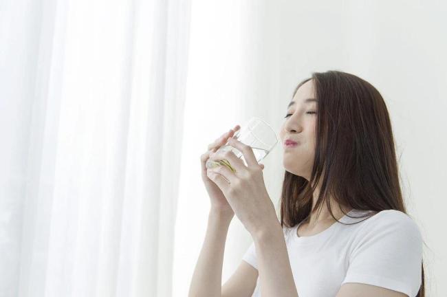 这几种“喝水法”正在悄悄伤身体 误区需警惕