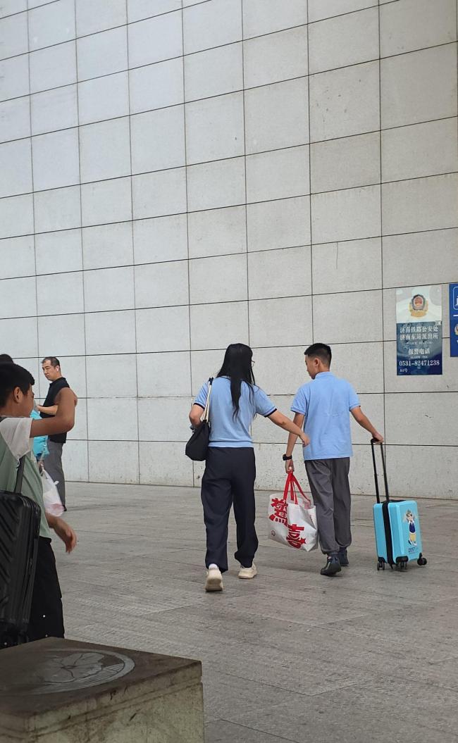 列车开走 姥爷站台上追车送别外孙女 不舍与泪别