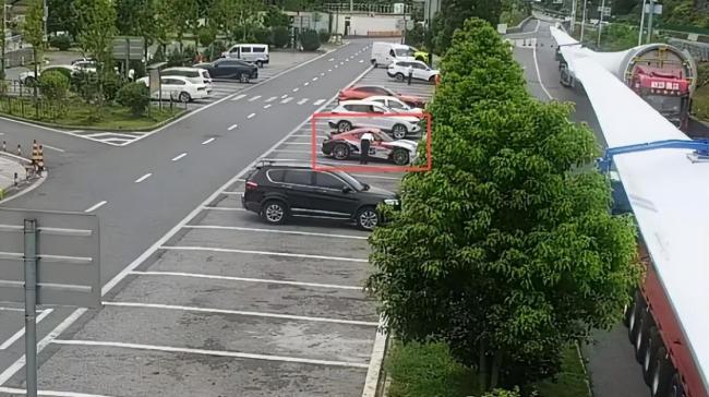 17岁女孩坐顺风车，停车场内经历惊魂时刻，情绪濒临崩溃 高温密闭车厢险酿悲剧