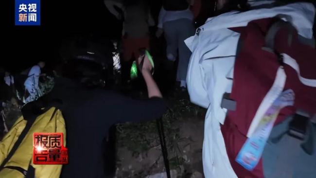 近150人徒步团爬管控山夜游 安全风险引担忧