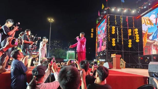 大衣哥商单已排到年底 58岁再度翻红