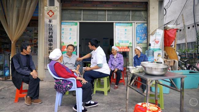 “走不快”的周医生 山路上的健康守护者