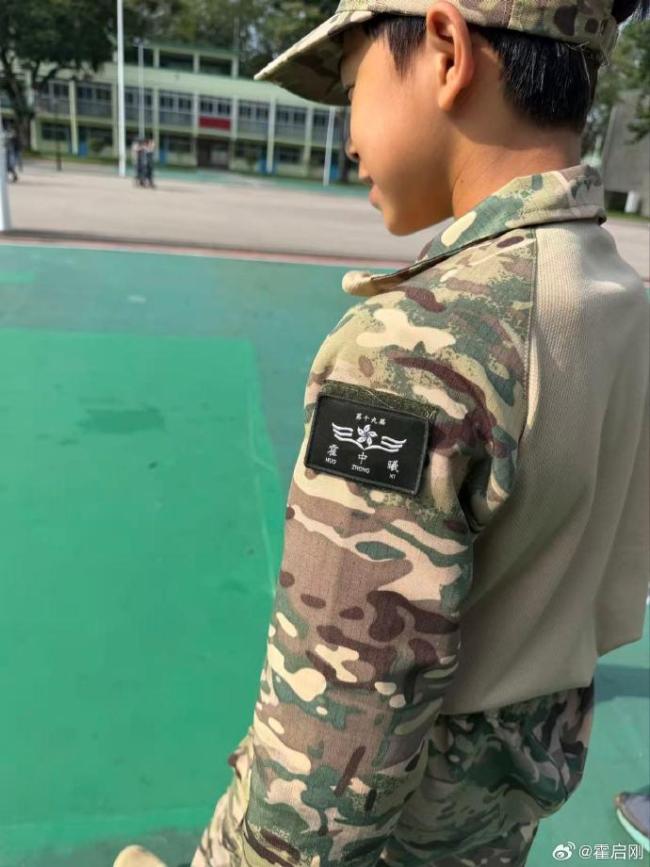 霍启刚晒儿子参加军事夏令营照片 体能意志双重考验