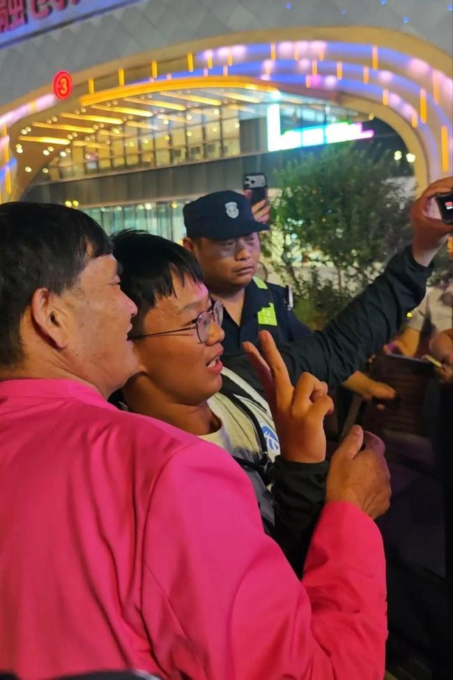大衣哥商单已排到年底 58岁再度翻红