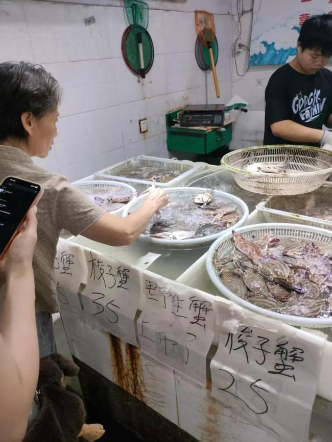 杭州梭子蟹价格持续回落 市民尝鲜热情高涨