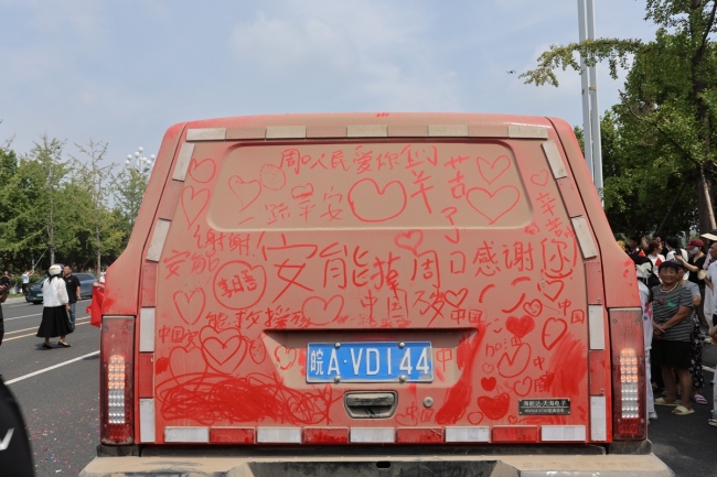 周口群众自发送别防汛救援队:牛肉、水果、矿泉水、鲜花……