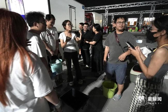 杭州年轻人深夜拼团买梭子蟹 体验“赶海”乐趣