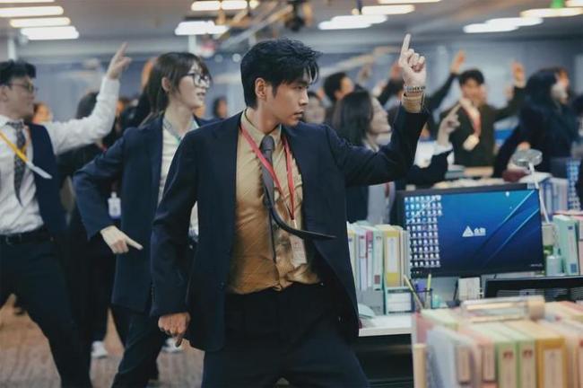 《年会2》无限流真能拯救打工人吗 笑声包裹现实困境