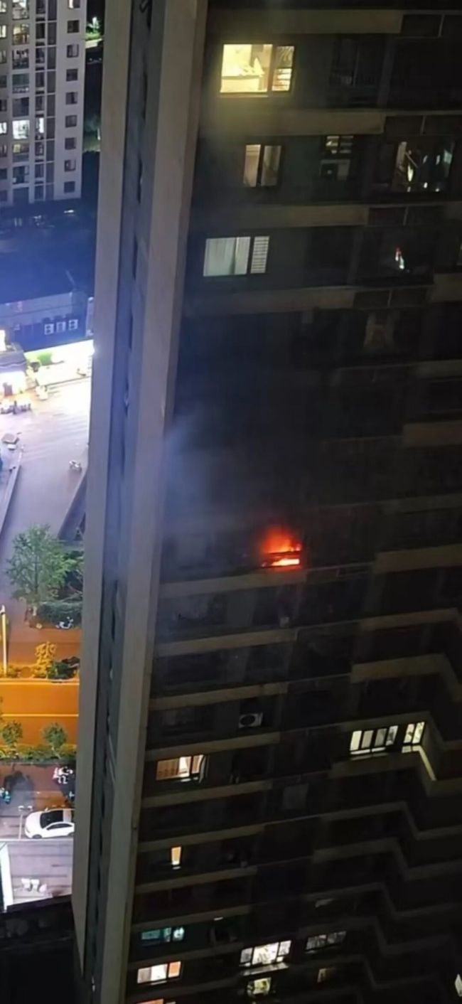 小区深夜起火 业主大声呼喊提醒