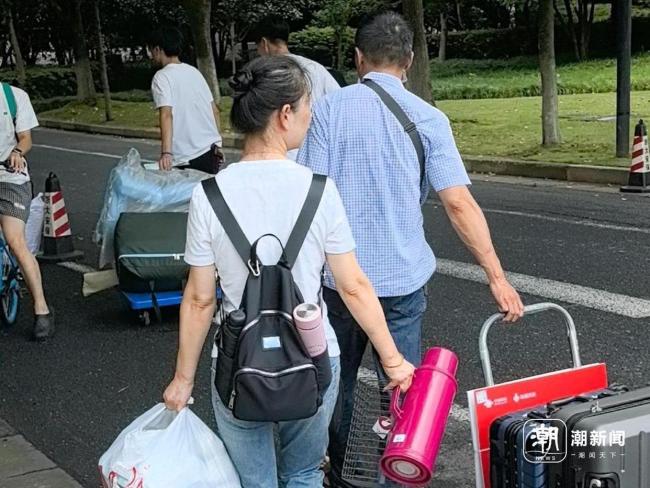 浙大紫金港校区迎来一大波新生报到 开启全新旅程