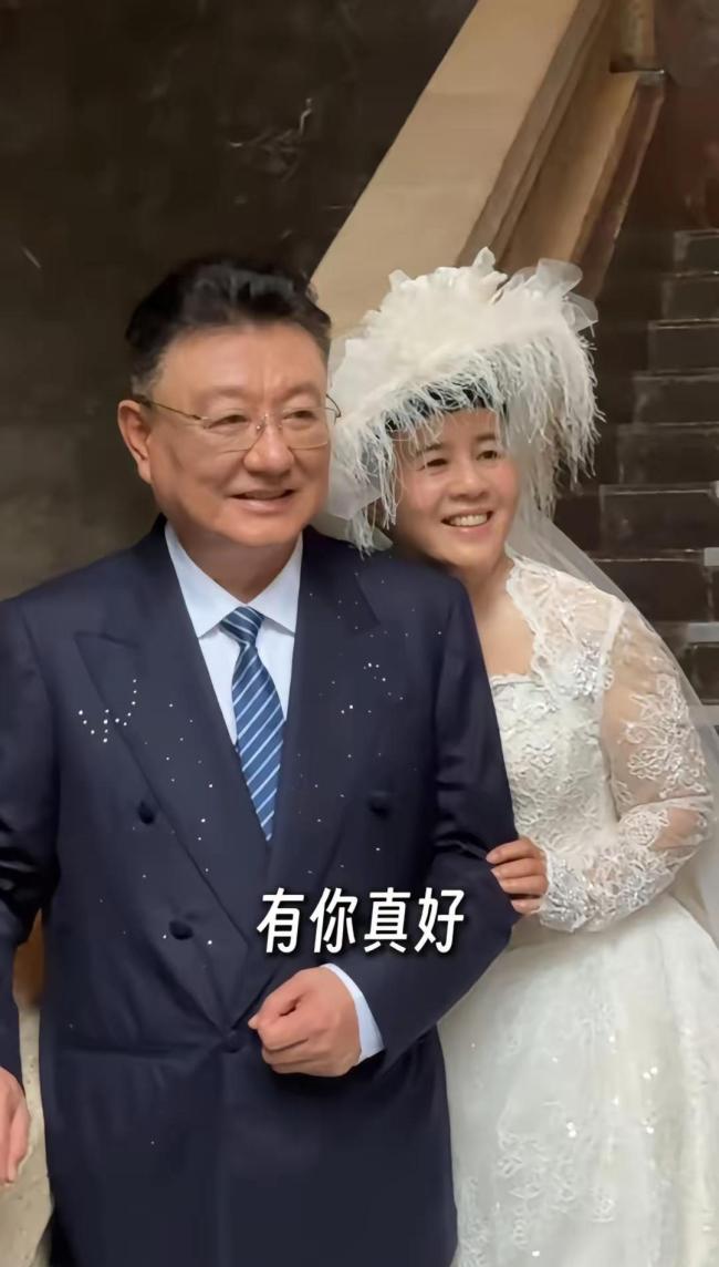 60岁金龟子穿婚纱刷屏！《新闻联播》国脸王宁罕见出镜，女儿一句话看哭全网 岁月不改初心