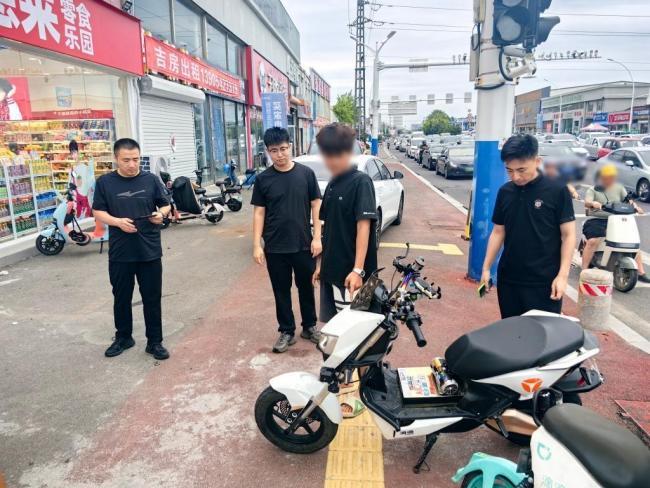 山东胶州公安整治电摩飙车乱象 净化道路环境保障安全