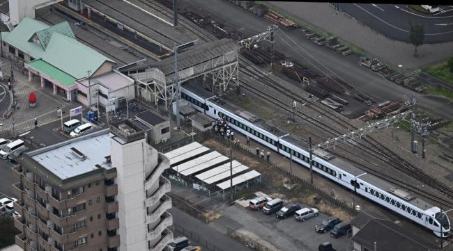 日本特急列车进站时撞到4名工人 现场监视失效引发悲剧