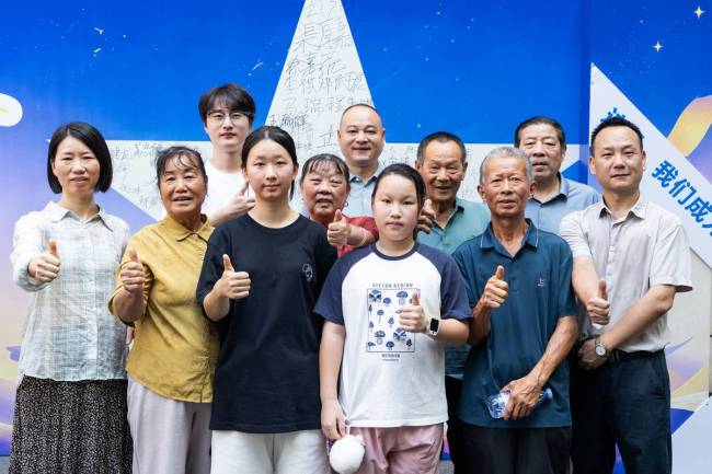 一家10口齐上阵送女娃上军校 圆梦国防_新闻频道_中华网