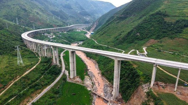四川：一条路这样穿越大凉山 山腹中的筑路奇迹