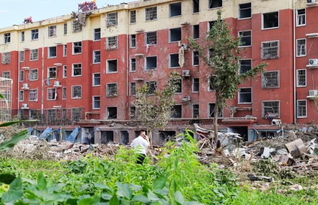 临沂王桥社区爆炸现场多楼受损严重 居民紧急撤离避险