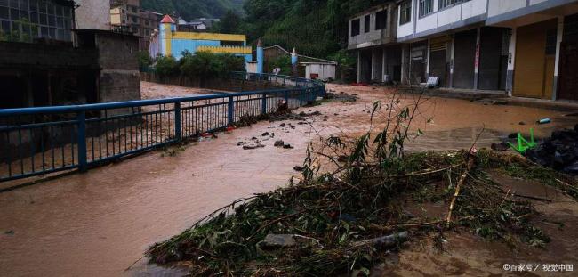 四川马边大雨 群众被困店铺合力顶门 山洪来袭考验小城韧性