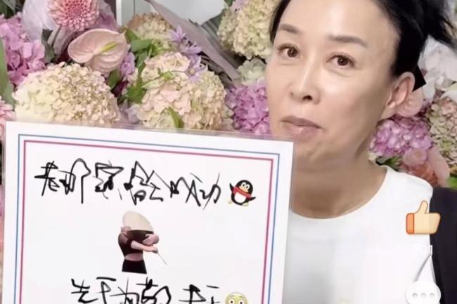 王菲给那英演唱会送花篮了 手写贺卡引爆全网