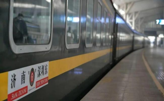济南往返深圳列车上推出自助餐模式 旅途用餐更自在