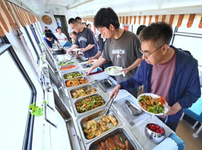 列车上可以吃自助餐了 旅途美食新体验