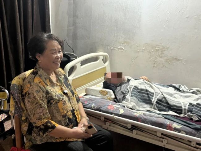妻子15年守护全身瘫痪的丈夫 相濡以沫成日常
