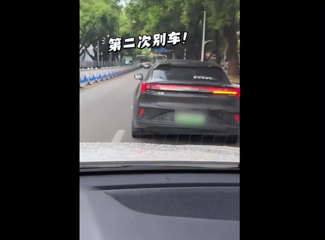 司机不满后车喇叭催促恶意别车被罚款 路怒行为害人害己
